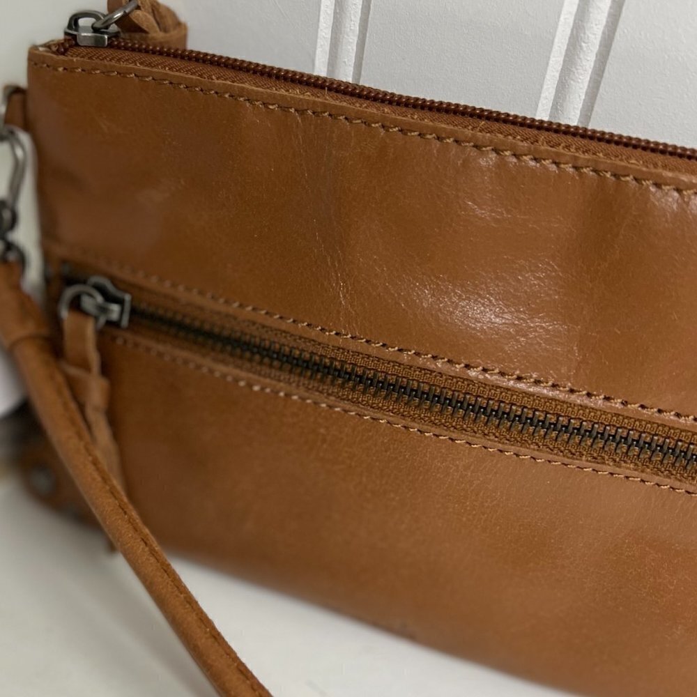 The SAK charging wristlet Sanibel NWT - Picture 2 of 15